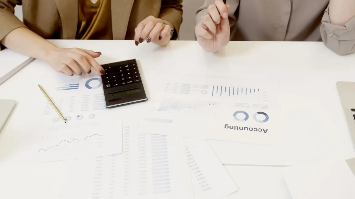 Réunion de travail autour de documents et plans