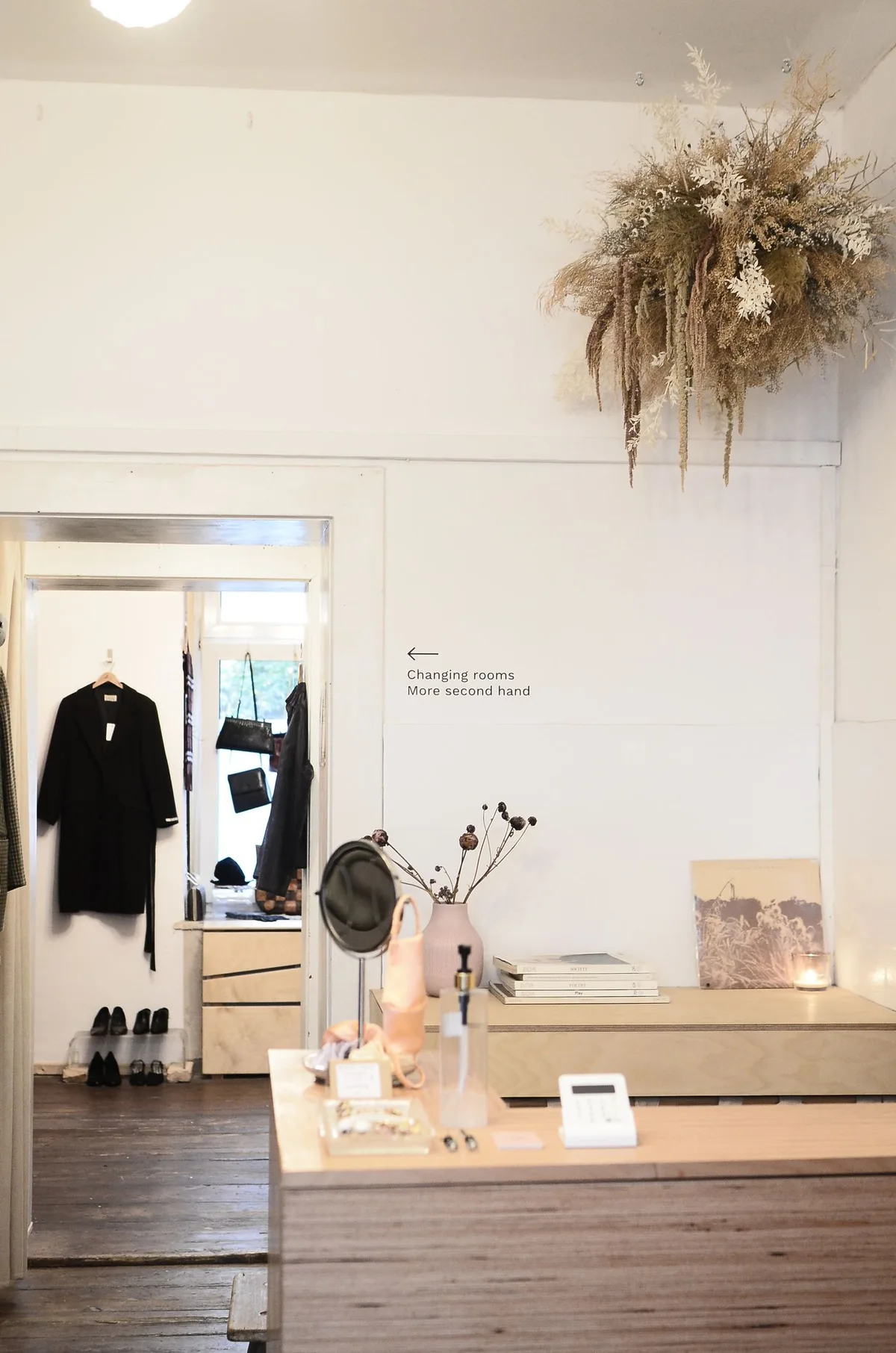 Intérieur d’un local commercial éclairé par une vitrine