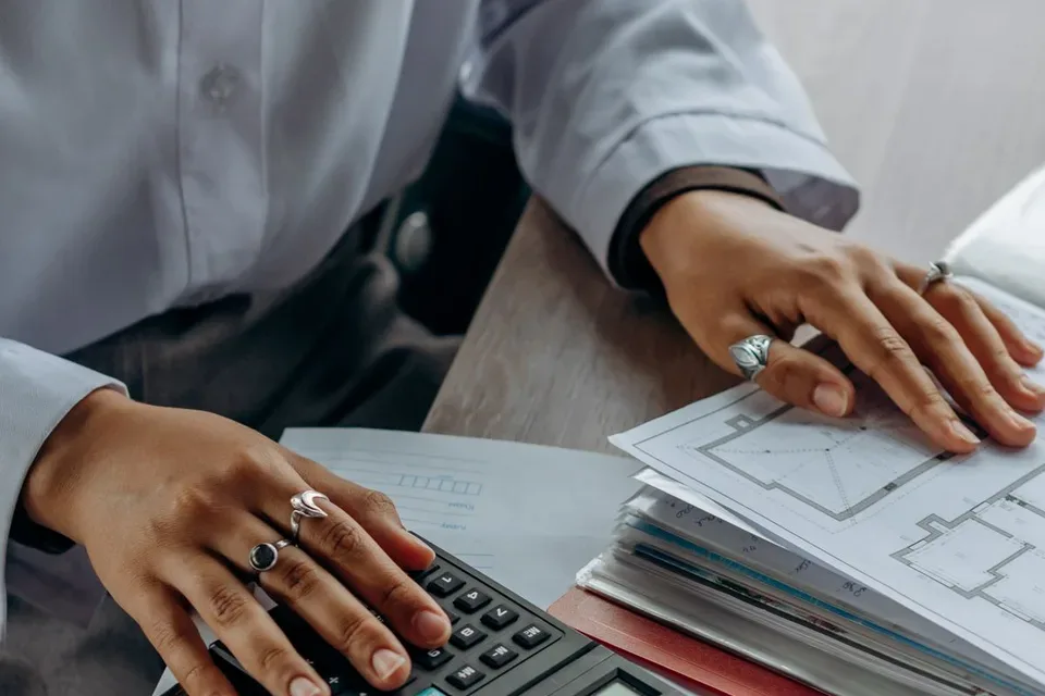 Étude de documents techniques avant une visite