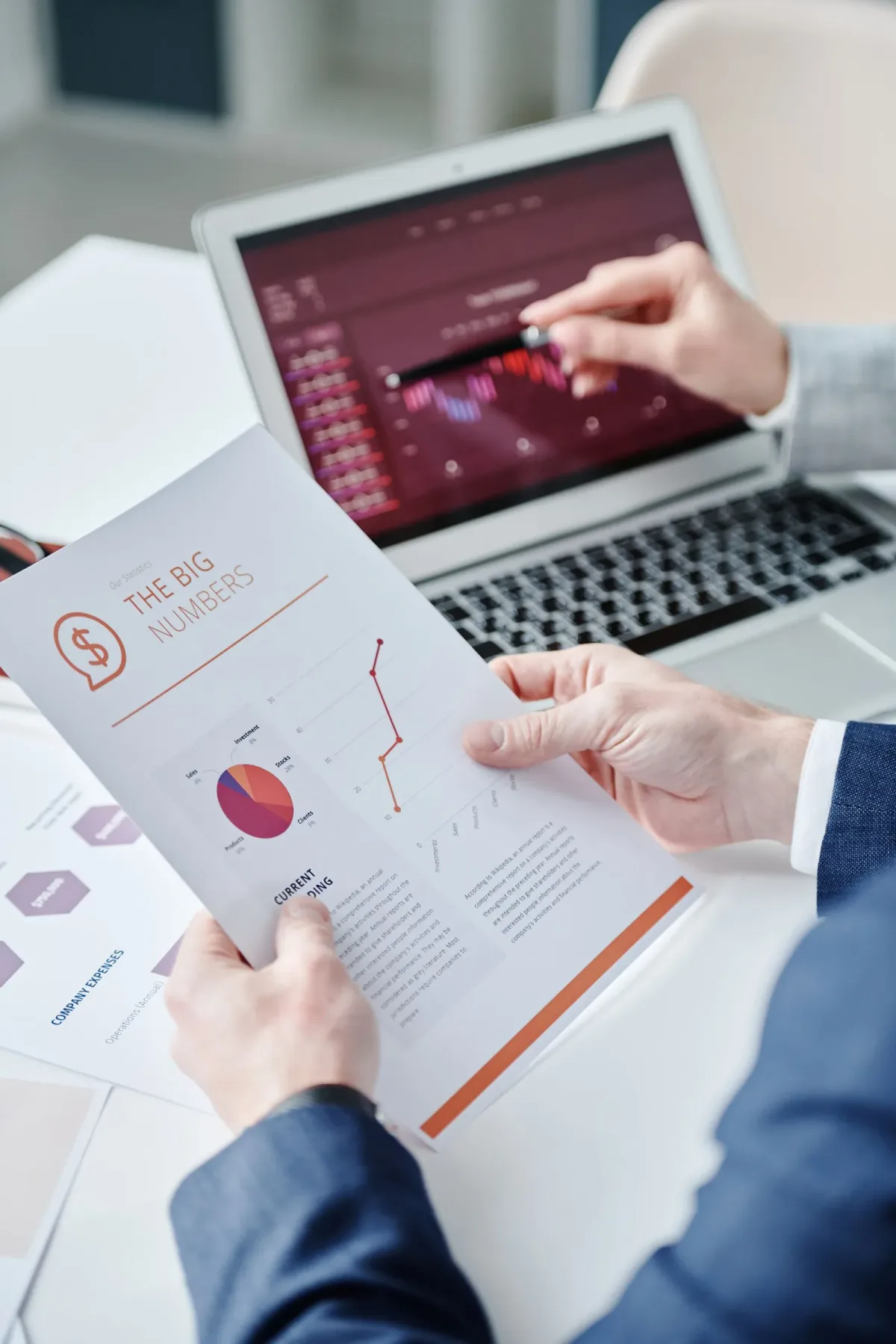 Analyse de documents et de chiffres avant une décision immobilière