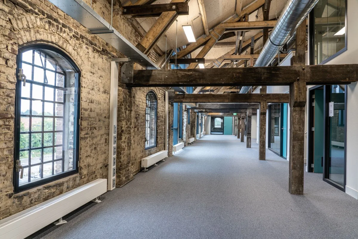 Espace professionnel lumineux et équipements de ventilation